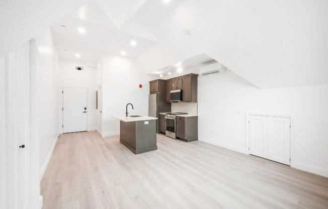 126 ADELAIDE AVE