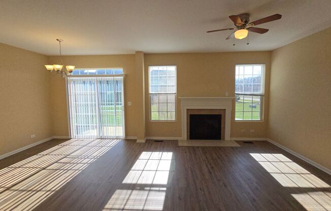 UPGRADED 3 BEDROOM, 2.1 BATH TOWNHOME WITH FIREPLACE!