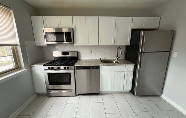 2 beds, 1 bath, 825 sqft, $2,400