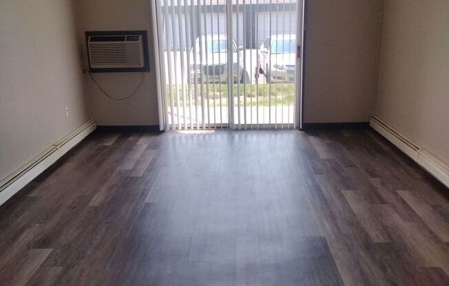 3 beds, 1 bath, 1,042 sqft, $1,047, Unit LV 106