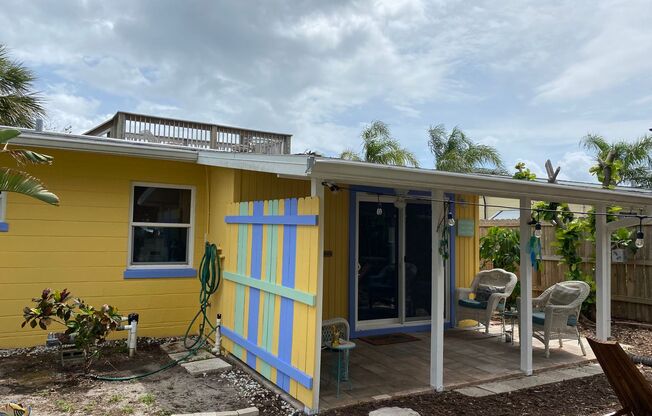 Two Bedroom, One Bath Walking Distance to Beach!