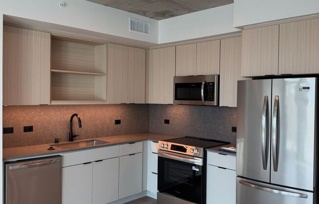 2 beds, 2 baths, 816 sqft, $4,295, Unit 405