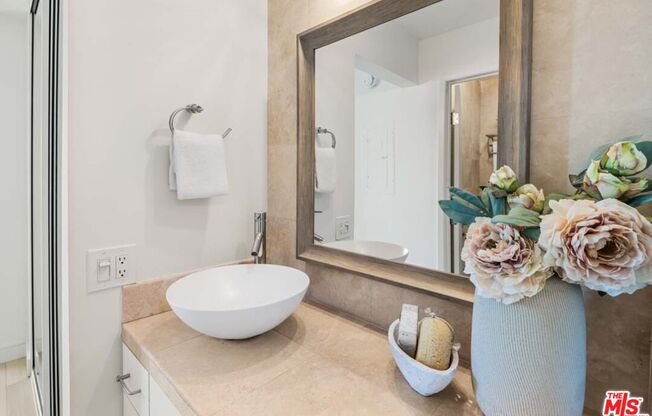 2 beds, 2 baths, 900 sqft, $4,000, Unit 806