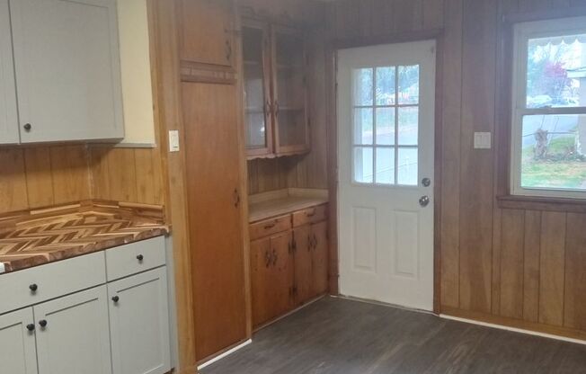 2 beds, 1 bath, $1,300