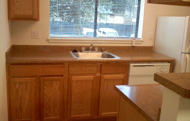 2 beds, 1 bath, 895 sqft, $1,700, Unit T203