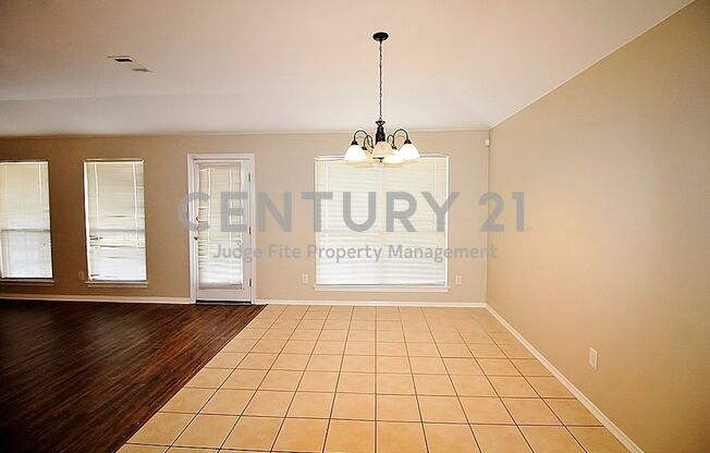 Great Corner Lot 3/2/2 Home In Denton For Rent!