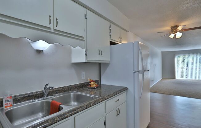 2 beds, 1.5 baths, 920 sqft, $875, Unit 1420 West Glen Avenue Apt 402