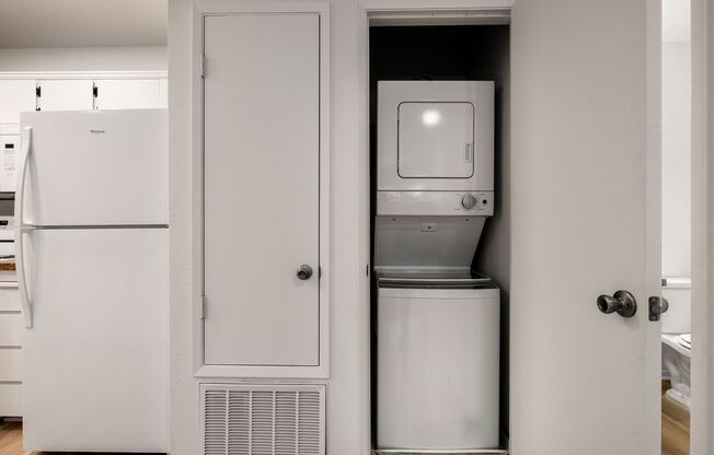 2 beds, 2 baths, 867 sqft, $1,695, Unit 142