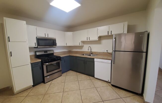 4 bedroom, 1.5 bath - North Phoenix - Big bkyd - 29th Street & Greenway
