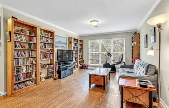 Wonderful updated 2 bedroom 2 bath condo on main level off Battleground ave in NW Greensboro