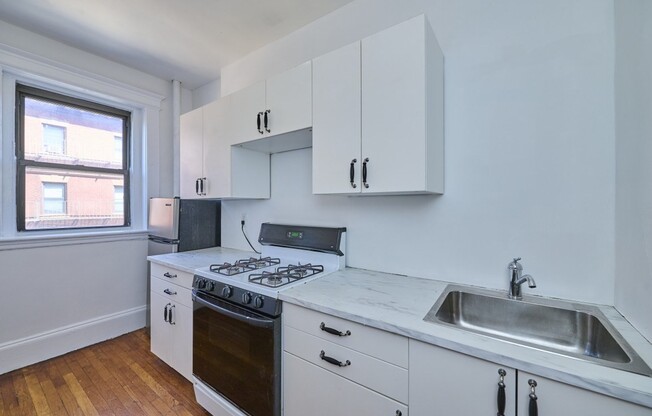 2 beds, 1 bath, 820 sqft, $2,700, Unit 11