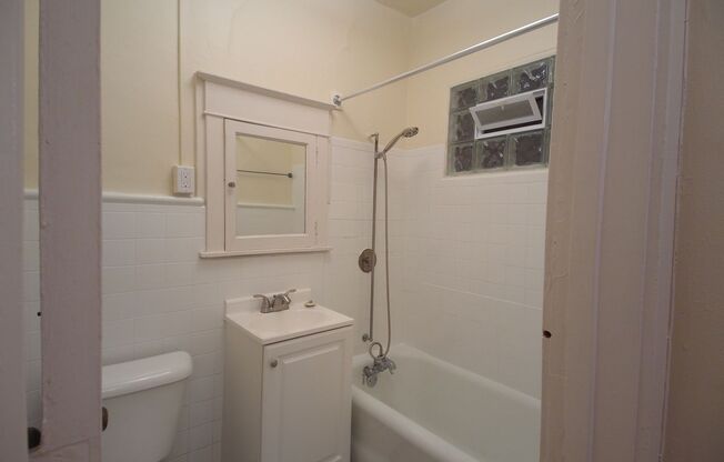 2 beds, 1 bath, 915 sqft, $1,400, Unit 3059 N Maryland Ave C, Milwaukee, WI 53211
