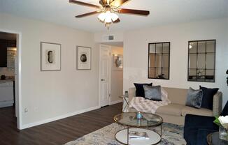 2 beds, 1 bath, 925 sqft, $1,610