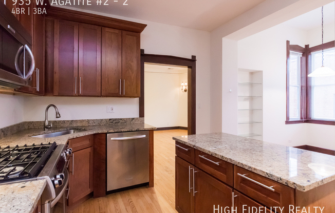 935 W AGATITE AVE