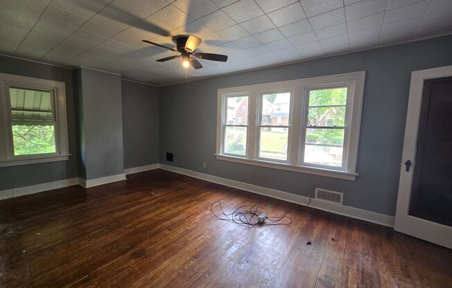 3 Bedroom House with Beautiful Front Porch - Conveniently Located