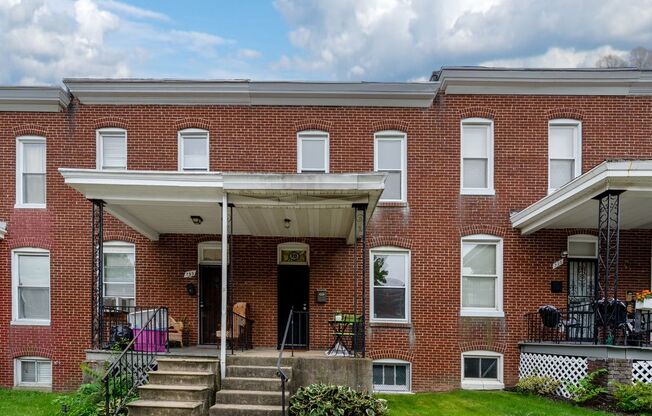 737 E. 37th St. - Charming 2 bed, 1 bath Porch Front Townhouse