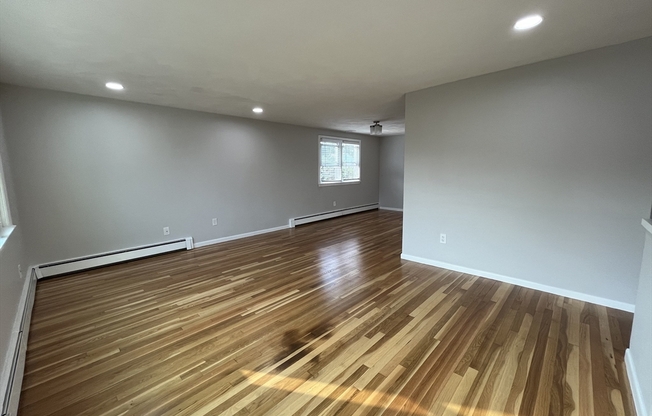 3 beds, 1 bath, $3,250, Unit 2