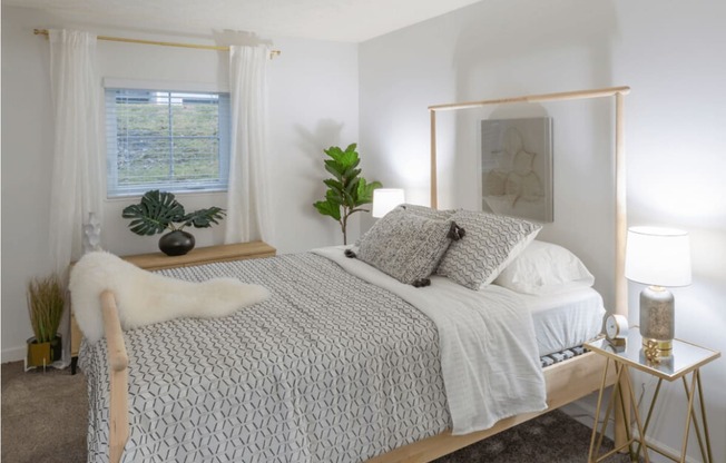 Gorgeous Bedroom at Hilltop Apartments, Cincinnati, OH, 45213-2638