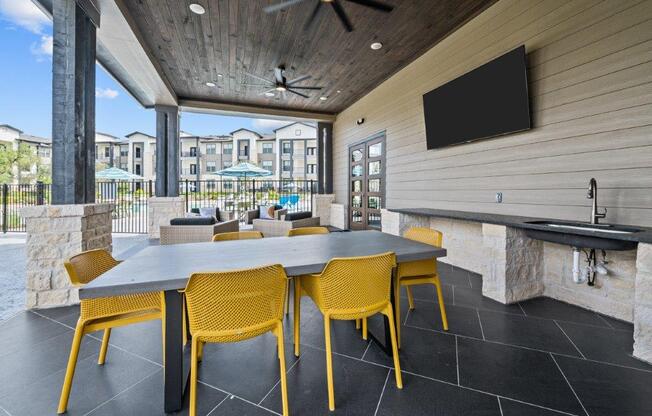 Redbird Ridge Apartments Outdoor Seating