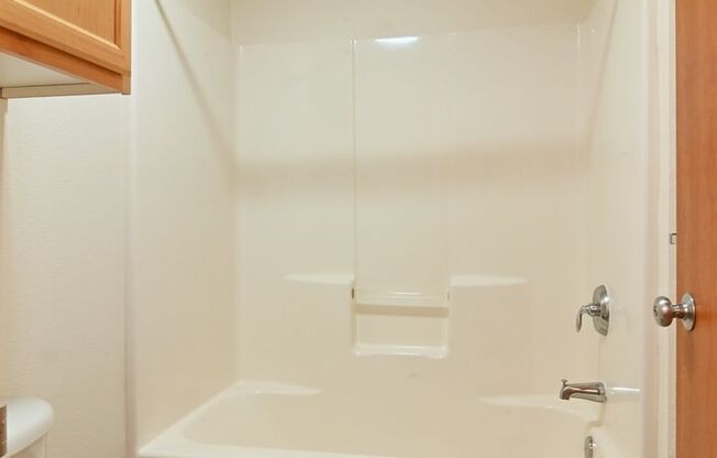 3 beds, 2 baths, $2,400, Unit 201