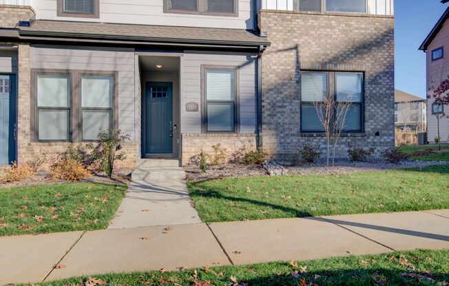 Modern Elegance in Waverly: 4 Bed, 3.5 Bath End Unit Townhome with High-End Finishes and Ideal City Living