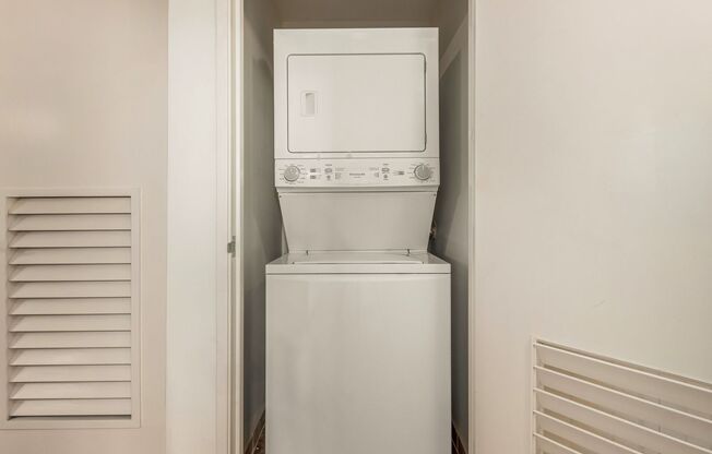 2 beds, 2 baths, $2,100, Unit # 523