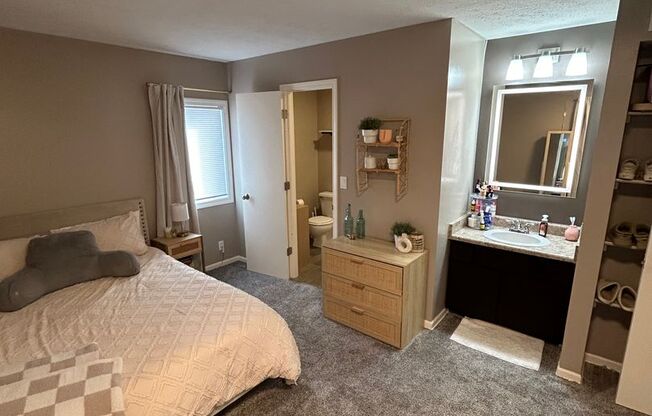 2 beds, 1.5 baths, 680 sqft, $949, Unit 8534