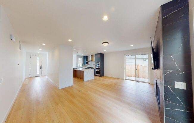 *Contemporary Home, Stylish Luxury, Central Air, Pet Friendly, Fenced Yard