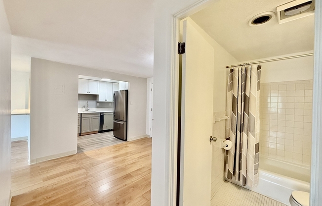 1 bed, 1 bath, 999 sqft, $1,900, Unit 4L