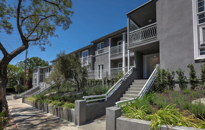 1105 Alta Loma Rd
