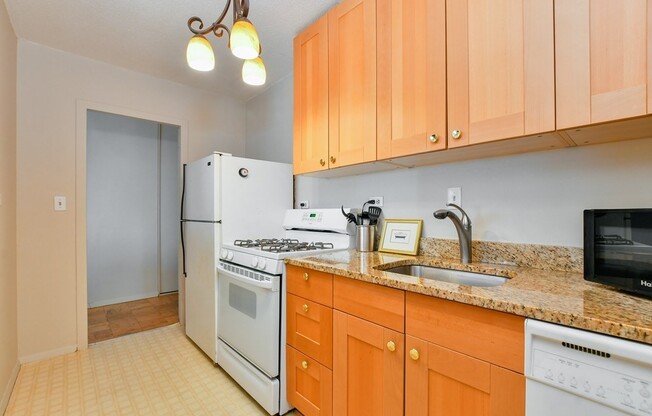 Studio, 1 bath, 635 sqft, $2,575, Unit 14L