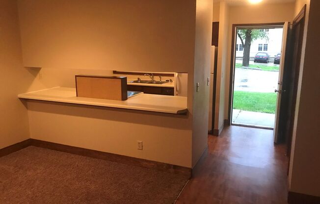 2 beds, 1 bath, $895, Unit #2