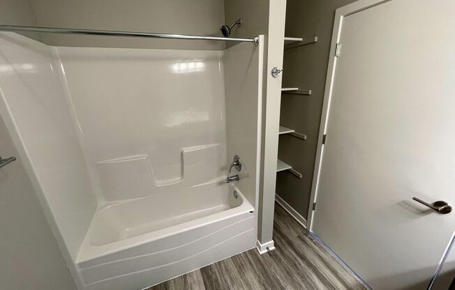 2 beds, 2 baths, 956 sqft, $1,595, Unit 524