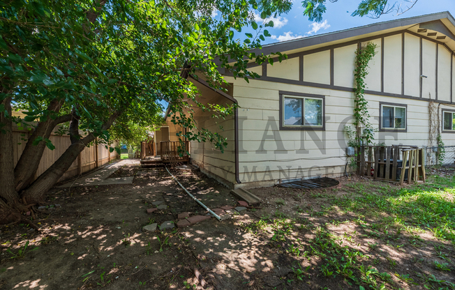2202 S WHITE OAK DR