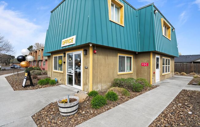 2 beds, 1 bath, 775 sqft, $1,304