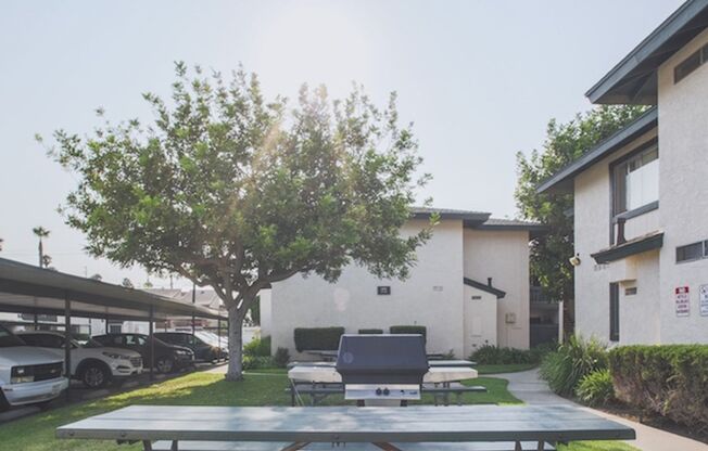 2 beds, 1 bath, 827 sqft, $2,225, Unit 71