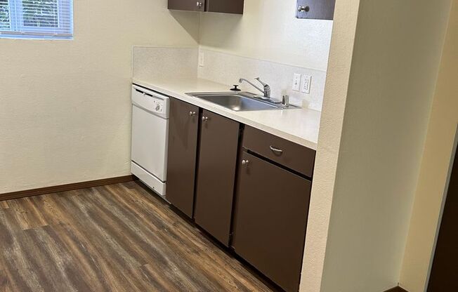 2 beds, 1 bath, $1,350, Unit B18