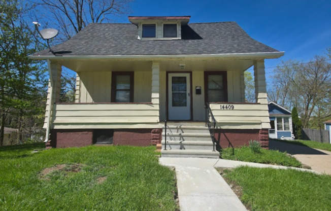 Single Family Home 2 beds 1 bath Available Now!