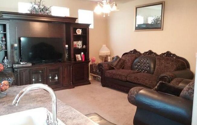 4 beds, 2.5 baths, $2,200