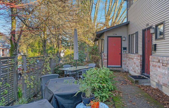 2 beds, 1 bath, 900 sqft, $2,195, Unit 2734 SE Alder Street