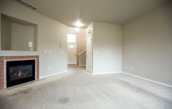 3 Bedroom Town Home Close to Nike Available !