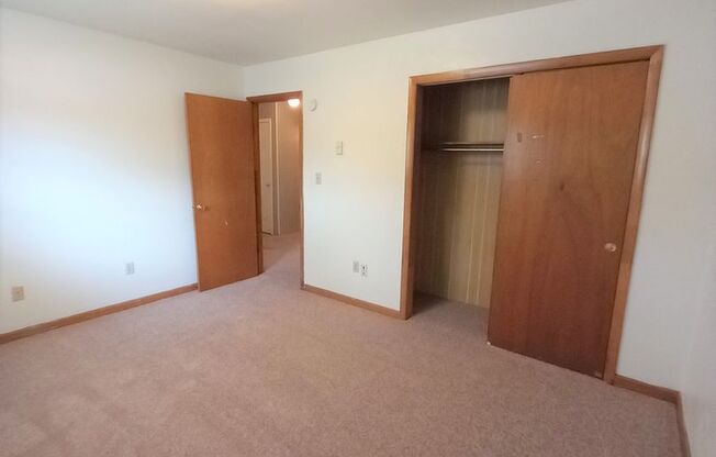 2 beds, 1 bath, 903 sqft, $1,340, Unit J-10