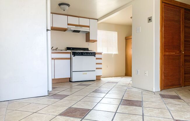 Studio, 1 bath, 540 sqft, $919, Unit 528 Candelaria NW