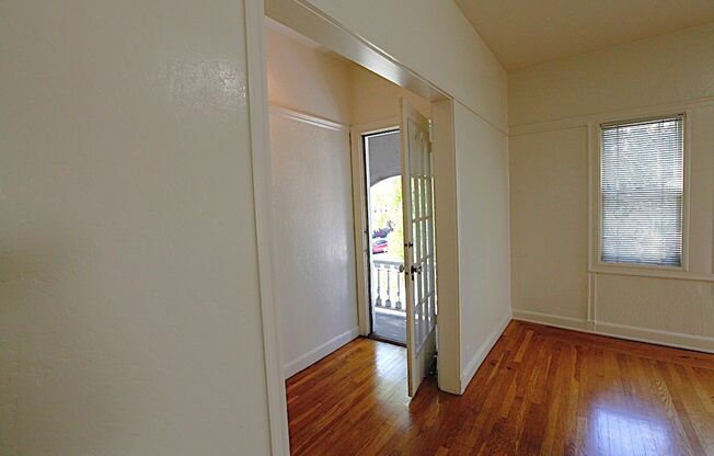 VERY LARGE 1 BEDROOM APARTMENT (HAS BEEN USED AS A 2 BEDROOM)