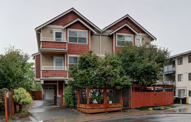 Grand 4 bedroom /2.5-bathroom Townhome w/ Sweeping Views of Lake Union & Cascades!