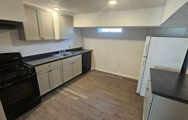 5 beds, 2 baths, $4,995, Unit Apt 1