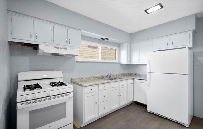 Stunning 2 Bedroom home in McKees Rocks Available Now!