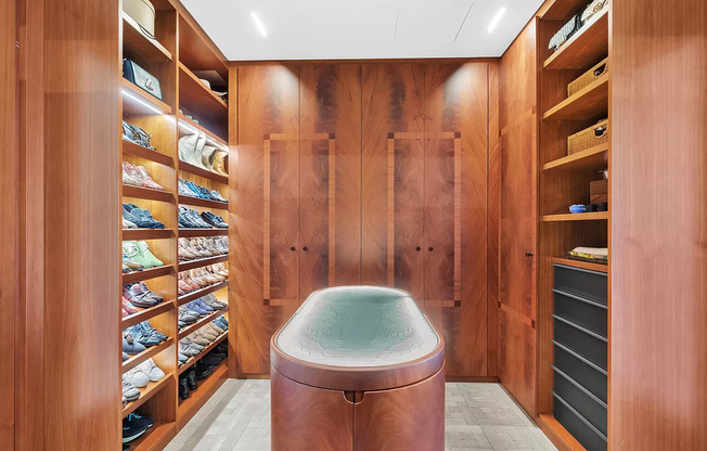 257 W 17 ST