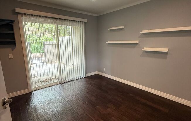 3 bed, 2 1/2 bath Townhome located in Chatsworth