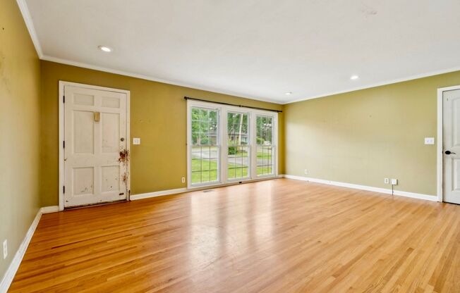 Very large 4 or 5 bedroom ranch in Donelson, TN. Best location.